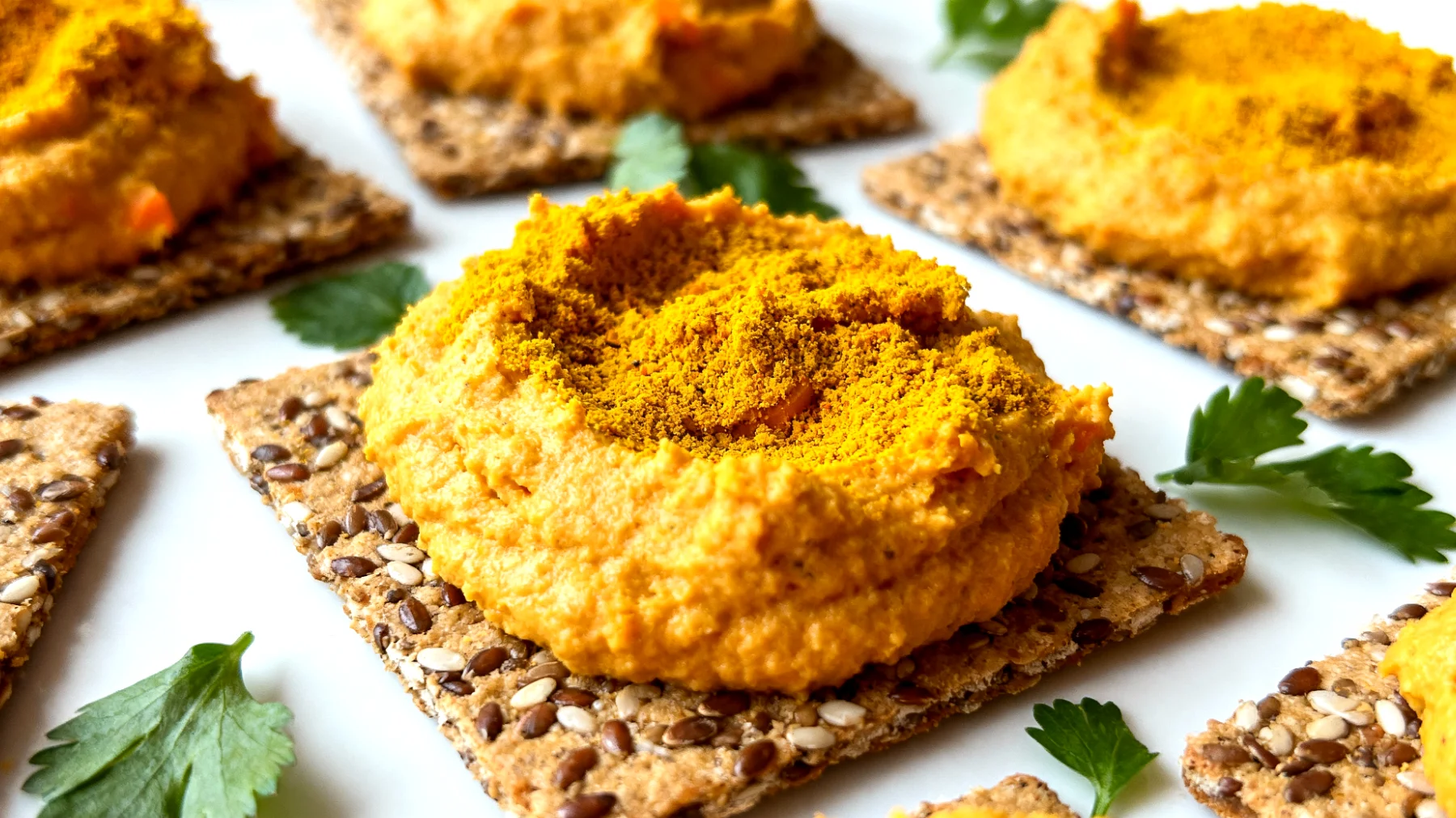 Cracker di semi di lino con hummus di carote e curcuma"