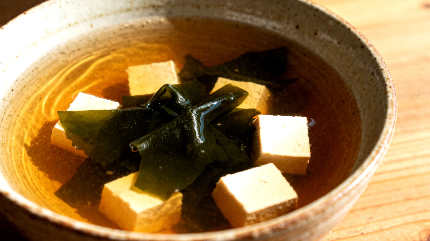 Zuppa di miso con alghe wakame e tofu"